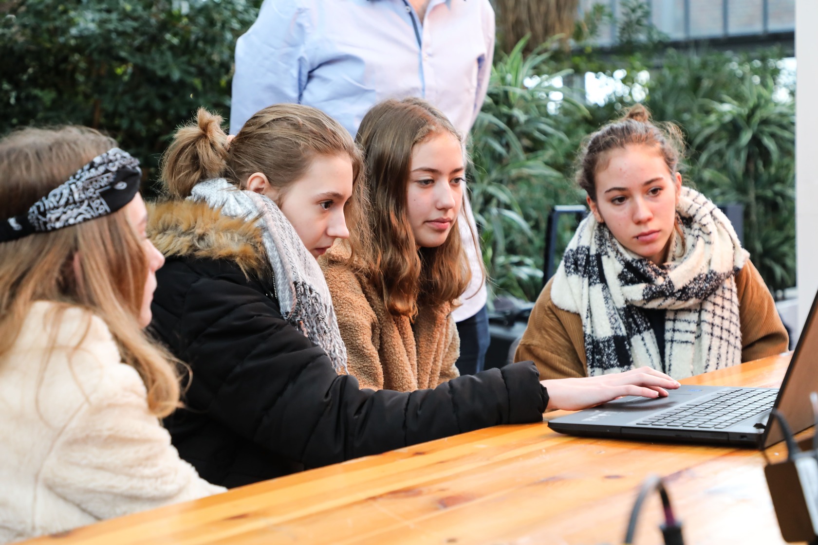 Collègiennes assise devant un ordianteur portable